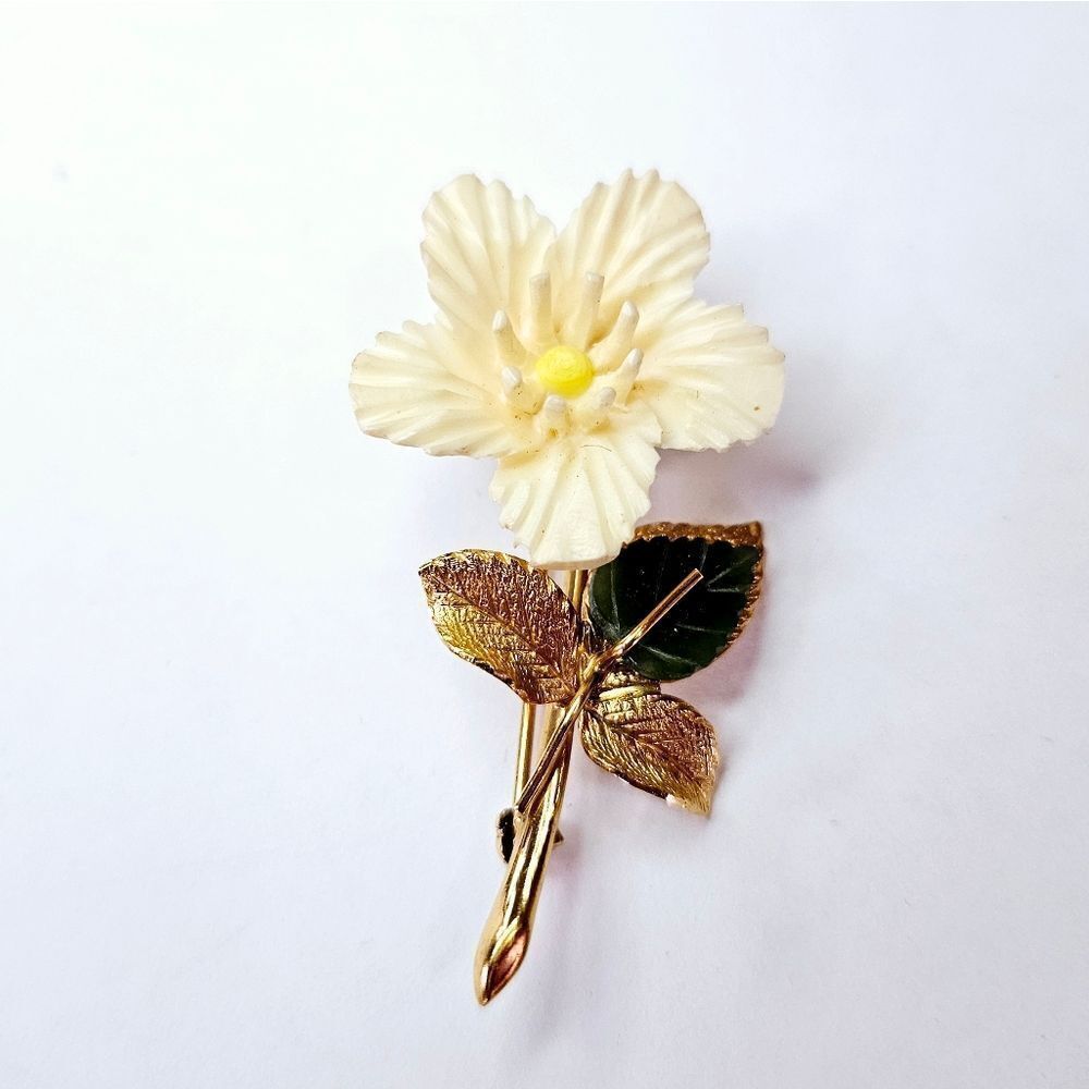 Vintage Wells Signed 14K Gold Filled Textured Cream Celluloid Flower Brooch Pin